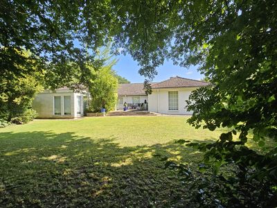 Freistehender Atrium Winkelbungalow mit Wellnessbereich & Indoor-Pool