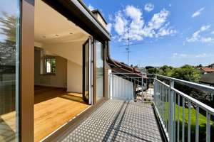 Garching: Dachgeschoss-Neubau mit hochwertiger Ausstattung und Balkon