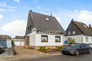 Ideal für Mehrgenerationen: Zweifamilienhaus mit großem Außenbereich und zwei Garagen