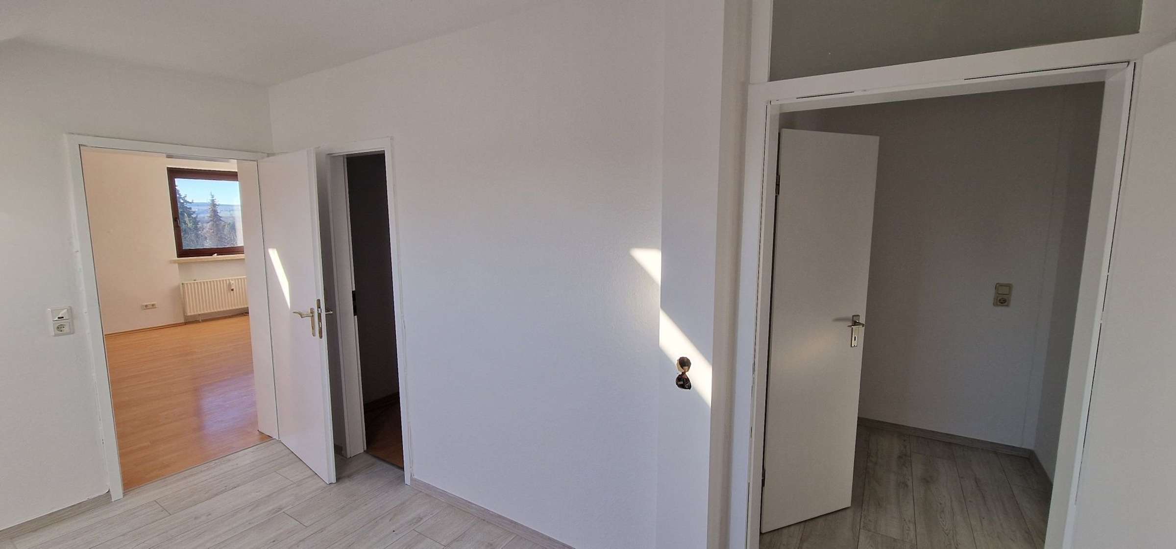 Attraktive 2-Zimmer-DG-Wohnung mit neu saniertem Duschbad und Außenstellplatz