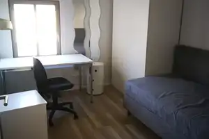 Möbliertes, zentral gelegenes Studentenzimmer in 2er Mädels-WG zu vermieten – Hauptstrasse 103, 91054 Erlangen – Vorschaubild 1