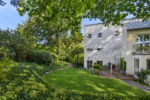 Moderne, stilvolle Architektur trifft naturnahe Privatsphäre – Familienanwesen mit Einliegerwohnung