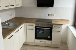 Helle 2-Zimmer mit EBK, neuem Laminat und Dusche in zentraler Lage!