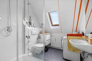 Wohnen mit Blick über die Stadt: Helle 2-ZKB-Dachgeschosswohnung mit EBK am Rande der Innenstadt – Augsburg – Vorschaubild 6