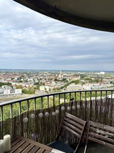 Wohnen über den Dächern Augsburgs – 1-Zimmer-Wohnung im 30. Stock des Hotelturms