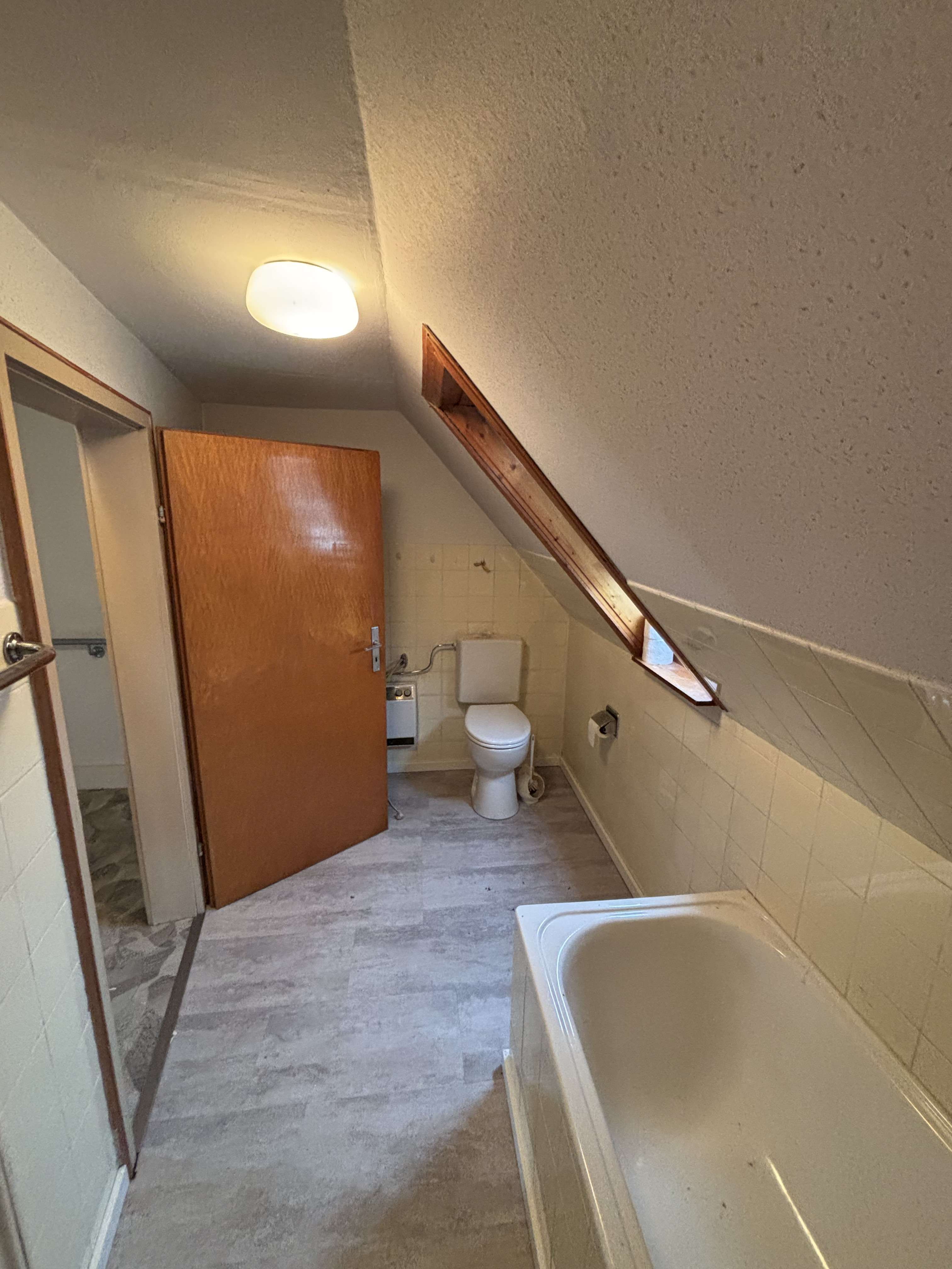 Immobilie in Steinalben - Renovierungsbedürftiges Haus mit 4 Zimmern und Garage in Steinalben - Bild 2