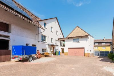Wohnen mit Perspektive: Doppelobjekt in ruhiger Lage von Helmsheim