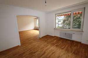 + Bilk / Flehe + 4-Zimmer-Wohnung + ca. 109 m² Wohnfläche + renoviert + 1. OG + im 3-Familienhaus + – Die vollständige Adresse der Immobilie erhältst du vom Anbieter., 40223 Bilk, Düsseldorf – Vorschaubild 2