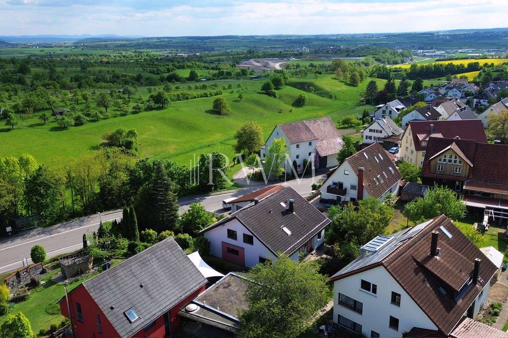 Immobilie in Herrenberg - Mehrfamilienhaus mit drei Wohneinheiten und Garten in attraktiver Ortsrandlage von Herrenberg-Kayh - Bild 0