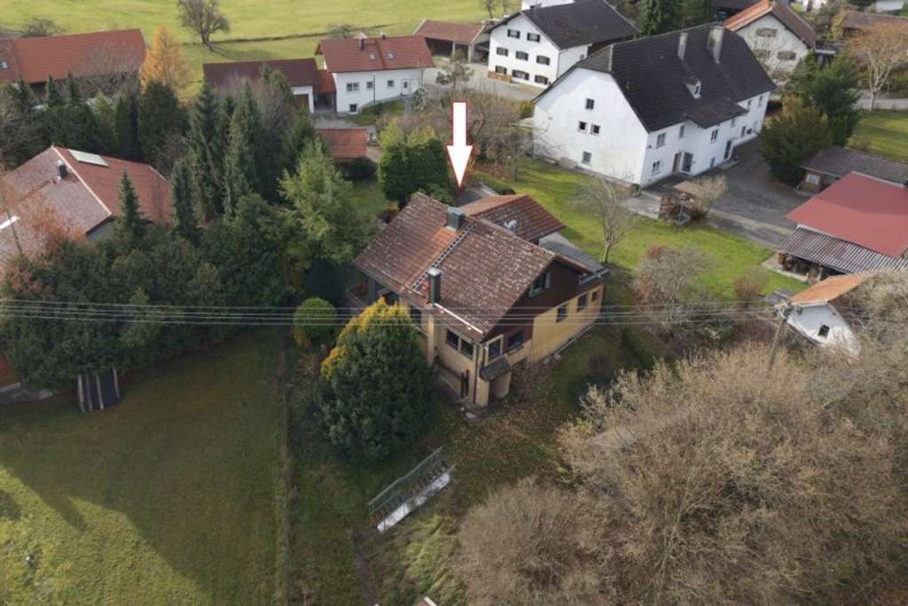 Immobilie in Wessobrunn - Älteres WOHNHAUS mit TOLLEM GRUNDSTÜCK und großer GARAGE
in RUHIGER Dorflage!
Wessobrunn-Haid - Bild 0