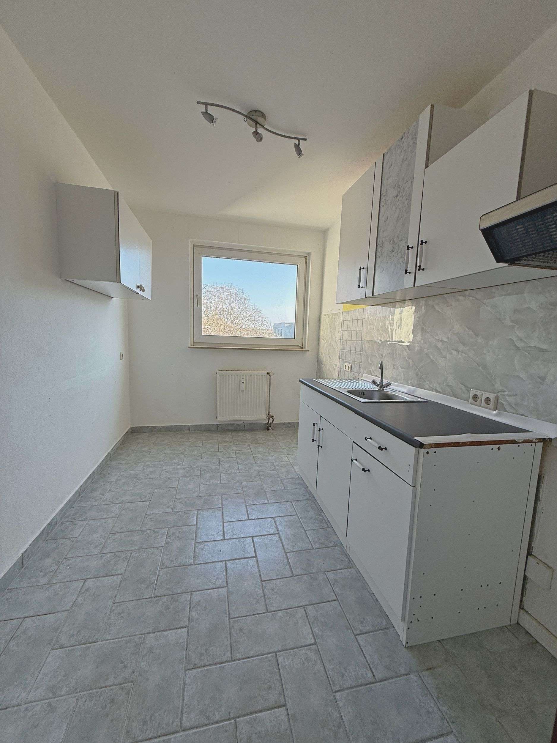 Immobilie in Laatzen - Helle 4-Zimmer-Wohnung mit Balkon in Laatzen auf Erbpacht!  - Bild 1