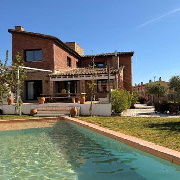 BAIX EMPORDÀ, VALL LLOBREGA, UMGEBUNGSSCHONENDES HAUS MIT GARTEN UND POOL