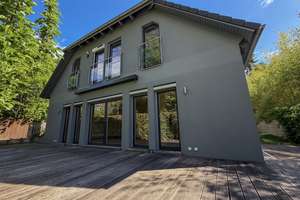 Drei vollwertige Etagen, ca. 235 m² — Architektonisches Einfamilienhaus im Herzen Harlachings