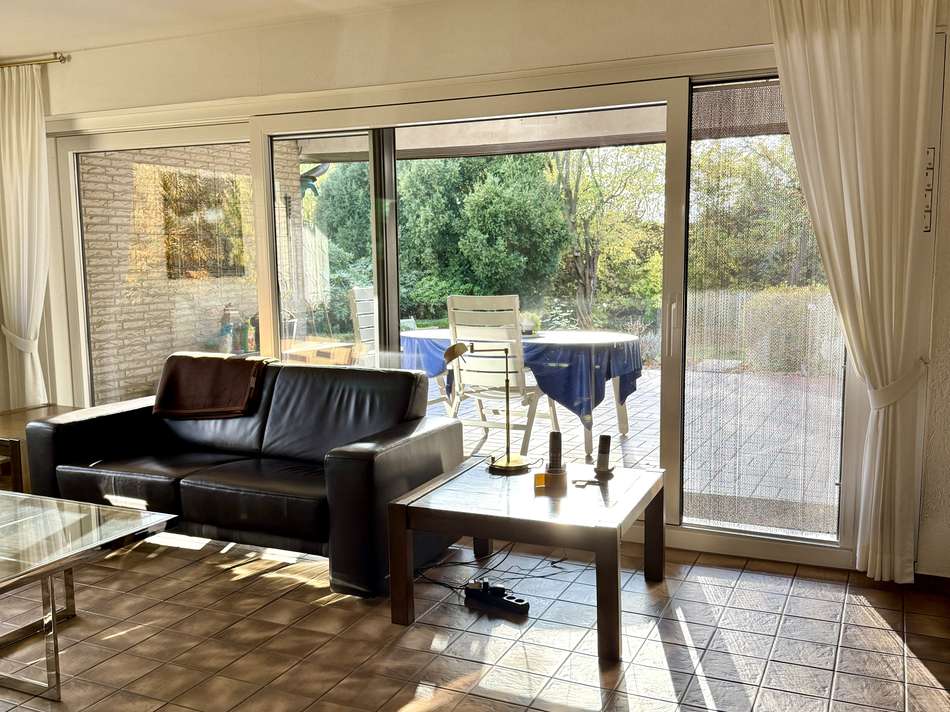 viele große Fenster