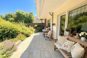 Charmante Gartengeschosswohnung mit Terrasse, Garten und zwei Garagen