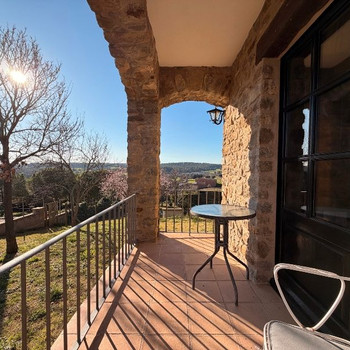 ALT EMPORDÀ, GARRIGOLES, FREISTEHENDES STEINHAUS AUF VIER SEITEN.