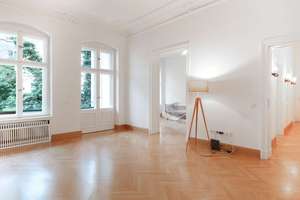 Stilvoller Altbauklassiker mit Aufzug, Balkon und Stuck