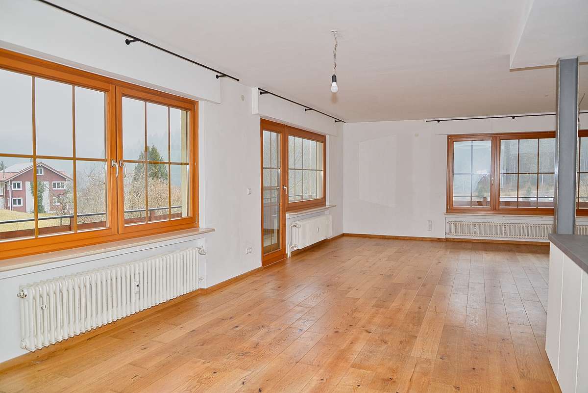 Immobilie in Enzklösterle - Mehrgenerationenhaus, Ferienwohnungen, ruhige Lage, sehr guter Zustand, neue Heizung, PV, Garagen - Bild 3