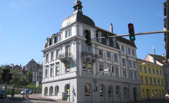 EHEMALIGE BANK, EHEMALIGES HOTEL... EIN HISTORISCHES GEBÄUDE... UMBAU ZU WOHNUNGEN LÄUFT...
