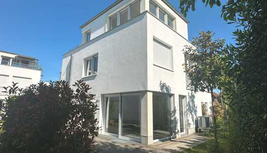 Bild von Elegantes freistehendes Einfamilienhaus mit Dachterrasse, Garten u. Tiefgarage - Neubau bezugsfertig