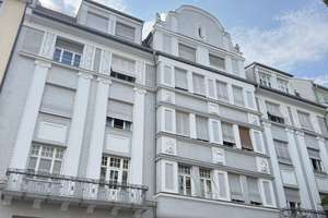 Einzigartige Altbauwohnung in saniertem Denkmalaltbau in Toplage.