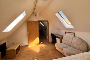 Ein Zimmerwohnung in Dachgeschoss