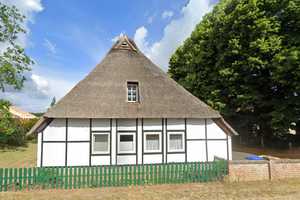 Reet gedecktes Bauernhaus mit Ausbaureserve unterm Dach im Krs. Herzogtum Lauenburg – Herzogtum Lauenburg (Kreis) – Vorschaubild 1