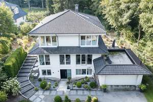 Architektonisches Meisterwerk in den Elbvororten: Lichtdurchflutete Luxus-Villa mit Parkgrundstück