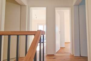 Frei ab 01.08.2026! Exklusive 5 Zi. Whg auf 3 Ebenen mit 117m² Süd-West-Garten &  35 m² Terrasse – Die vollständige Adresse der Immobilie erhältst du vom Anbieter., 81827 Waldtrudering, München – Vorschaubild 5