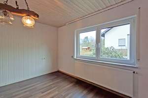 Charmantes Einfamilienhaus mit Garten und Garage im Frankenwald – Die vollständige Adresse der Immobilie erhältst du vom Anbieter., 96337 Ludwigsstadt – Vorschaubild 1