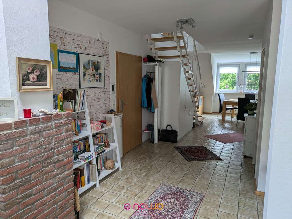 Eingang zwischen Wohnzimmer un