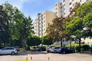 BEZUGSFREI: Ruhe, Licht & Weitblick | 2-Zi.-Whg. mit Balkon & Lift im 5.OG in Lichterfelde – Die vollständige Adresse der Immobilie erhältst du vom Anbieter., 12207 Lichterfelde, Berlin – Vorschaubild 2