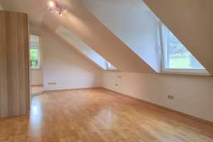 IDYLIC & SPACIOUS LIVING! Charming semi-detached house with secluded garden *Dog allowed* – Main-Taunus-Kreis – Vorschaubild 13