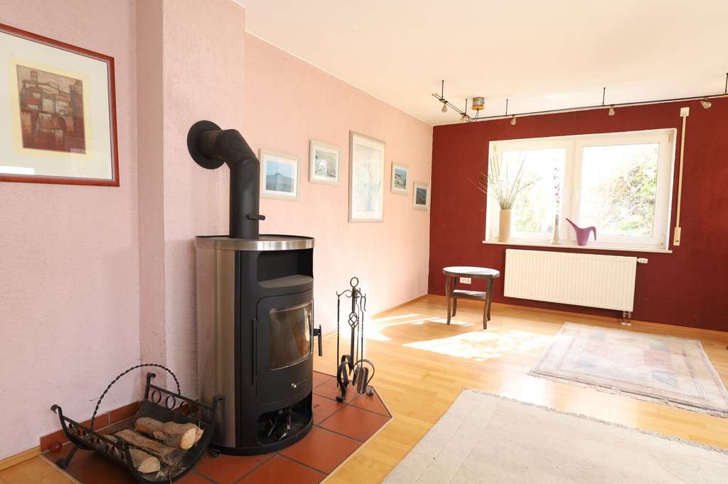 Immobilie in Haldenwang - Ruhe und Effizienz: Viel Platz 
Pelletheizung und Solarthermie - Bild 1