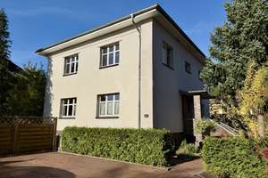 Zwei Wohneinheiten unter einem Dach – stilvoll wohnen mit viel Freiraum – Die vollständige Adresse der Immobilie erhältst du vom Anbieter., 12524 Altglienicke, Berlin – Vorschaubild 1