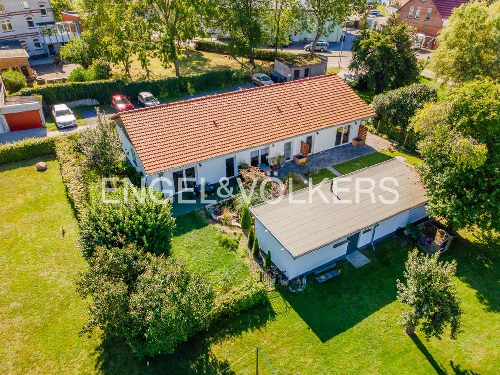 Immobilie in Ueckermünde - Investieren in Lage, Komfort und Struktur – Dreiparteien-Bungalow in Wassernähe - Bild 1
