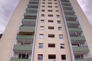 Großzügige 3-Zimmer-Wohnung im 10. OG mit Traum-Aussicht, Fahrstuhl, 2 Balkonen & HWR! – Miesheimer Weg 4, 52351 Wörthsiedlung, Düren – Vorschaubild 2