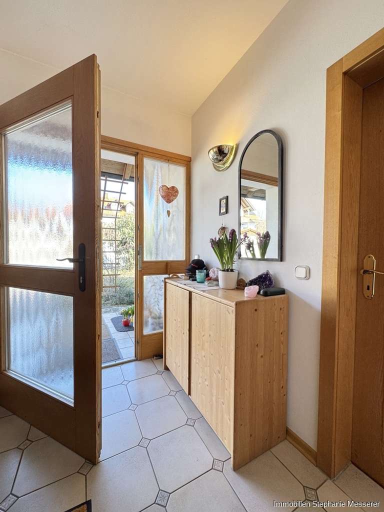 Immobilie in Neufahrn in Niederbayern - Geräumiges Architektenhaus auf wunderschönem Grund 
mit Doppelgarage und viel Platz für die Familie - Bild 2