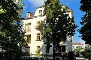 BESTLAGE IN DRESDEN-STRIESEN: hochwertige 5-Zimmer-Wohnung mit drei Balkonen & eigenem großen Garten