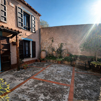 Charmantes Haus mit Garten und Aussicht in Biure, 15 Min. von Figueres