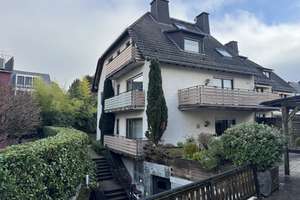Von Privat großzügiges 3 Familien Reihenendhaus mit Garagen in Wiesbaden-Sonnenberg