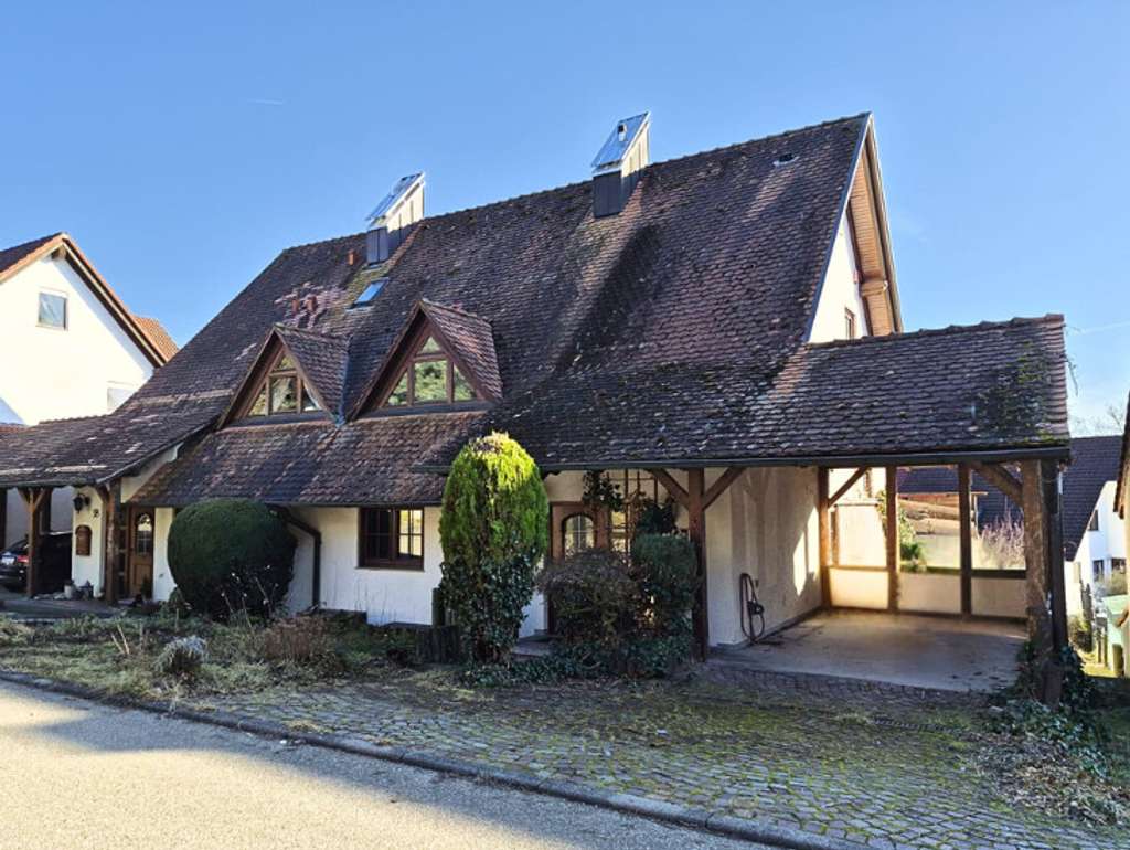 Immobilie in Weissach im Tal - Sanierungsprojekt mit Potenzial –Doppelhaushälfte mit Einliegerwohnung in ruhiger Lage von Weissach  - Bild 1