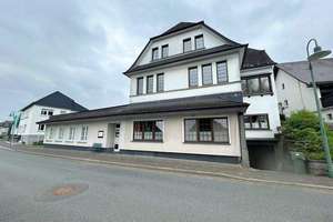 Wohnen und Gewerbe kombiniert: Zweifamilienhaus mit separater Gewerbeeinheit im Herzen von Hirschber – Die vollständige Adresse der Immobilie erhältst du vom Anbieter., 59581 Warstein – Vorschaubild 1