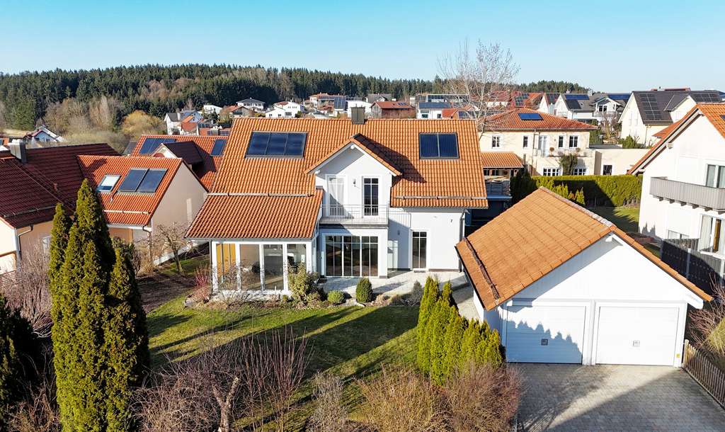 Immobilie in Altfraunhofen - Ihr neues Zuhause im Grünen – charmantes Landhaus mit Kamin & Wintergarten in Altfraunhofen - Bild 1