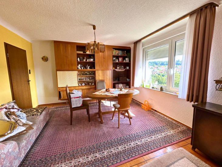 Immobilie in Bad Urach - Familienfreundliches Zuhause mit viel Platz, Garten und zwei Garagen - Bild 1