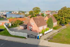 Großzügig - Doppelhaus mit acht Zimmern und pflegeleichtem Grundstück – Die vollständige Adresse der Immobilie erhältst du vom Anbieter., 26725 Friesland, Emden – Vorschaubild 1