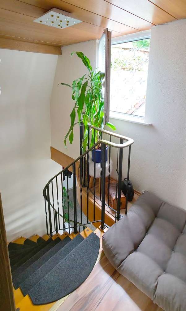 Immobilie in Esthal - Einzugsbereites Familien- oder Ferienhaus mit schönem Garten und top Freizeitangeboten in Waldlage - Bild 1