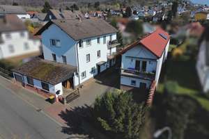 Attraktives Gesamtensemble: 2 Häuser, 3 Wohnungen – ideal für Eigennutzer oder Kapitalanleger – Die vollständige Adresse der Immobilie erhältst du vom Anbieter., 63584 Gründau – Vorschaubild 2