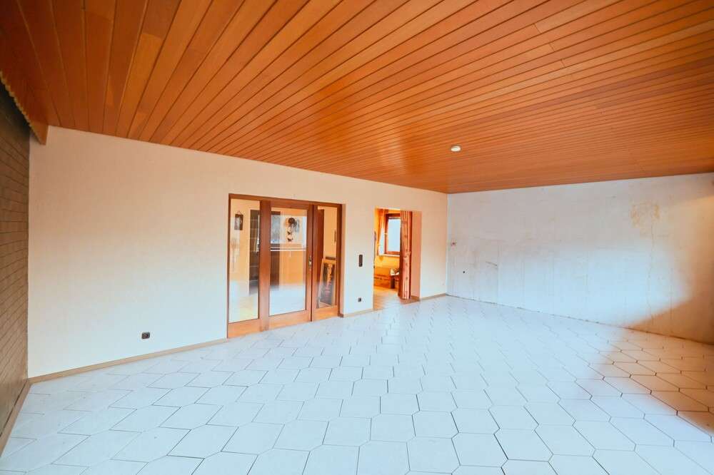 Immobilie in Lahnstein - 4-Parteien Mehrfamilienhaus mit Garage, Stellplätzen, Garten u. Terrasse in Lahnstein-Frierichssegen - Bild 2