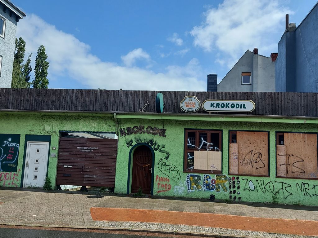 Vielseitig nutzbares Baugrundstück mit Baugenehmigung für 8 Wohnungen